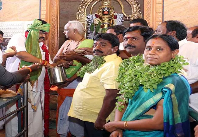 tamilnadu minister rajendra balaji birthday meet cm edappadi palanisamy 